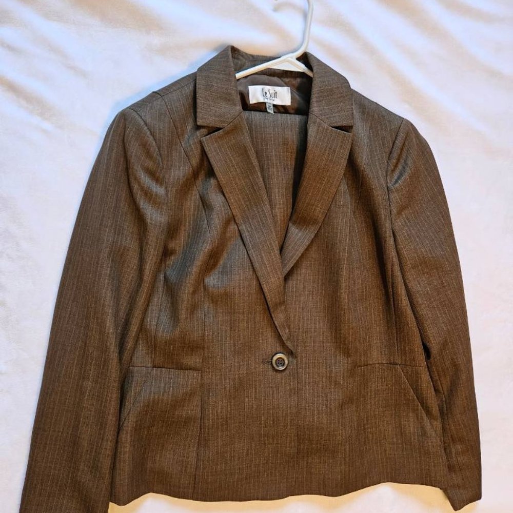 Le Suit women's 1-button pinstripe pantsuit, 16 petite.